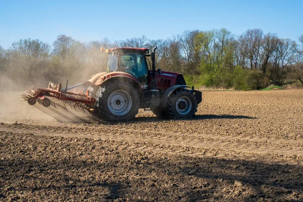 Rolnik Ciągniku Przygotowuje Grunty Sadzonką Kultywatorem Słońce Rano — Zdjęcie stockowe