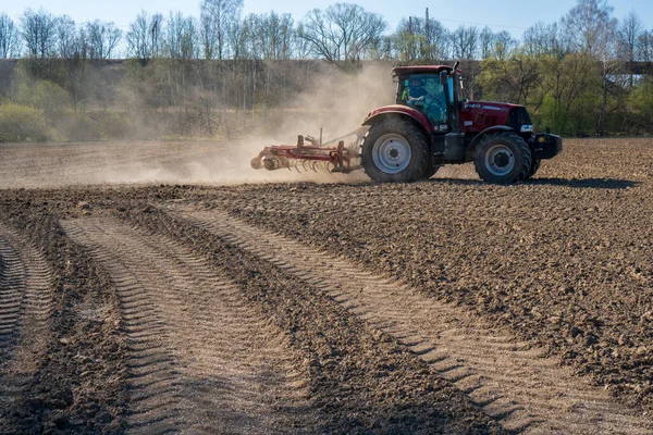 Rolnik Ciągniku Przygotowuje Grunty Sadzonką Kultywatorem Słońce Rano — Zdjęcie stockowe