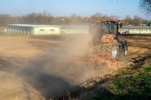 Traktor Bei Der Arbeit Auf Dem Erntefeld Tschechisch — Stockfoto