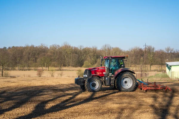 Rolnik Ciągniku Przygotowuje Grunty Sadzonką Kultywatorem Słońce Rano — Zdjęcie stockowe