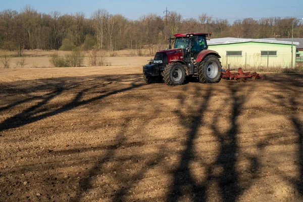 Rolnik Ciągniku Przygotowuje Grunty Sadzonką Kultywatorem Słońce Rano — Zdjęcie stockowe