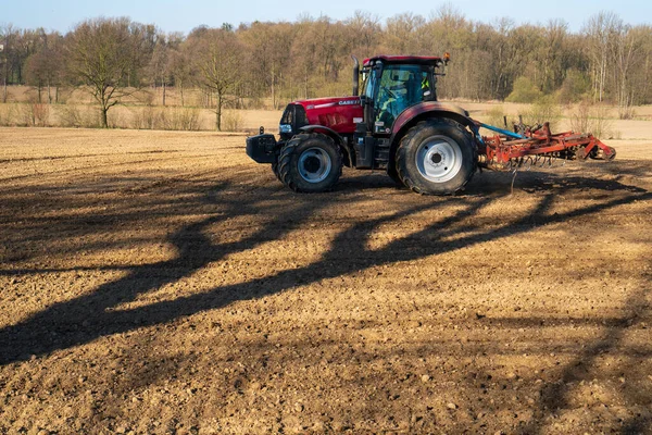 Rolnik Ciągniku Przygotowuje Grunty Sadzonką Kultywatorem Słońce Rano — Zdjęcie stockowe