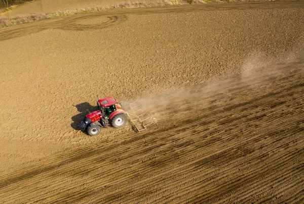 Luchtfoto Van Boer Trekker Voorbereiding Land Met Zaaibed Cultivator Ochtendzon — Stockfoto