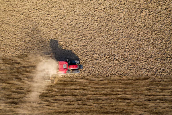 Czech 在收获田上工作的拖拉机的空中视图 — 图库照片