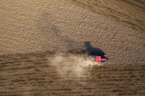 Luchtfoto Van Boer Trekker Voorbereiding Land Met Zaaibed Cultivator Ochtendzon — Stockfoto