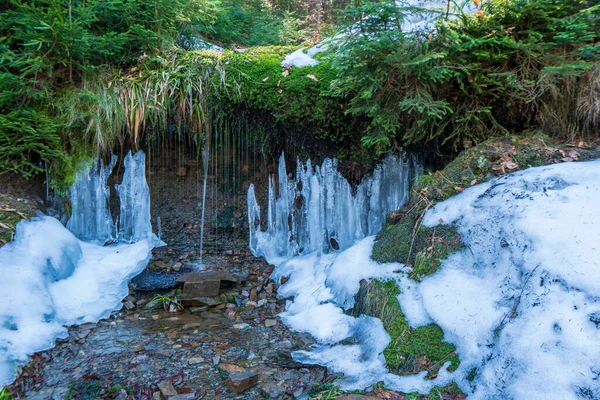 Riacho Montanhas Com Estalactites Congeladas Final Inverno — Fotografia de Stock