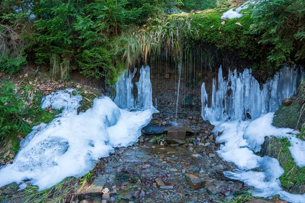 Riacho Montanhas Com Estalactites Congeladas Final Inverno — Fotografia de Stock