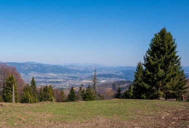 Kozubova 'nın aşağısındaki şehir manzarası: Navsi, Jablunkov, Bukovec ve Pisek
