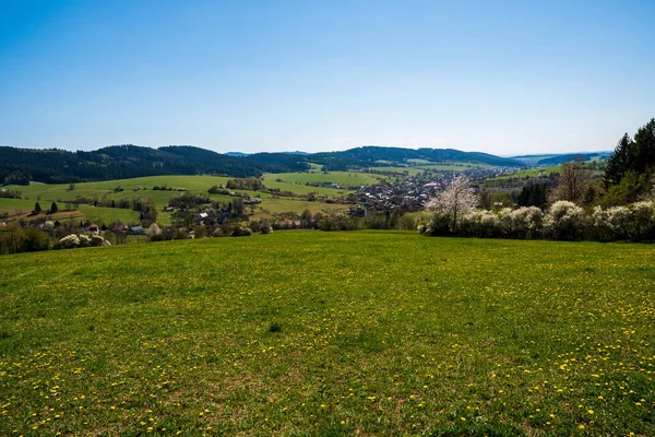 Schöne Frühlingswiesen Den Bergen Mit Einem Dorf Tal — Stockfoto