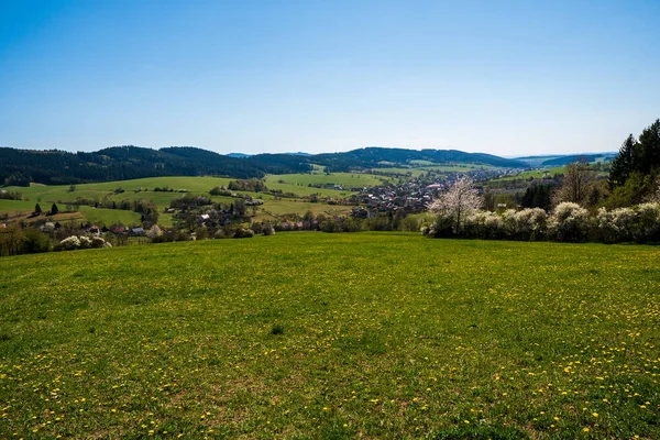 Belos Prados Primavera Nas Montanhas Com Uma Aldeia Vale — Fotografia de Stock