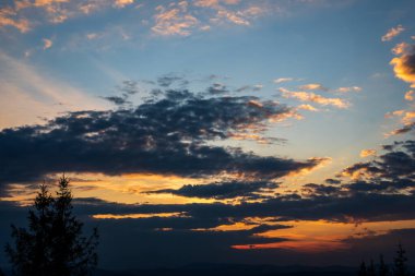 Gün doğumu dağlarda, ormanlar ön planda, güzel gökyüzü, Czech cumhuriyeti Besky Javorovy Vrch