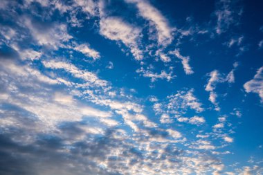 Güneşin doğuşuyla aydınlanan güzel bulutlar.
