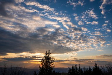 Güzel gökyüzü ve manzara silueti ile gün doğumu, czech beskydy