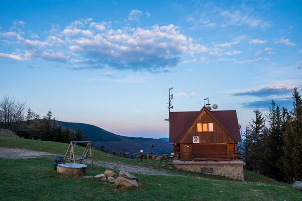 Huisje Top Van Berg Bij Zonsopgang Beskydy Javorovy Vrch Tsjechisch — Stockfoto