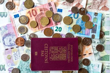 Bozuk paralar ve paralar Czech para birimi ve euro ile pasaport, czk czech