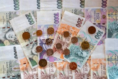 Çeşitli CZK değerlerinin Çek sikkeleri ve banknotları