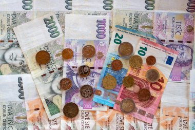 Çeşitli avro ve CZK banknotları ve sikkeleri