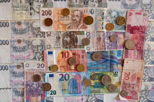 各种货币的钞票和硬币 欧元Czk波兰兹罗提第纳尔 — 图库照片