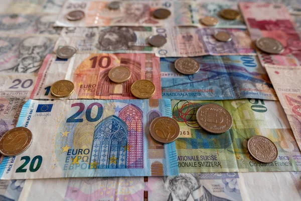 様々な通貨の銀行券とコイン ユーロChf Czk Pln Idr — ストック写真