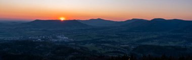 Beskydy dağlarında dağların siluetiyle gün doğumu, Çek Velky Javornik