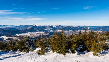 Kış dağlarındaki Erkek Fatra sırtı manzarası, Slovakya Velky Choc 12.1.2020