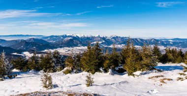 Kış dağlarındaki Erkek Fatra sırtı manzarası, Slovakya Velky Choc 12.1.2020