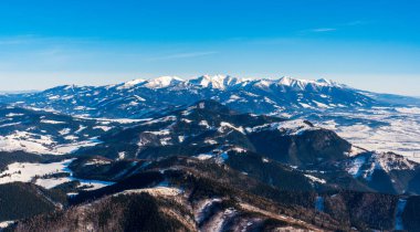 Yüksek Tatras dağları kışın karlı ve altında güzel tepeler, Slovakya Velky Choc 12.1.2020