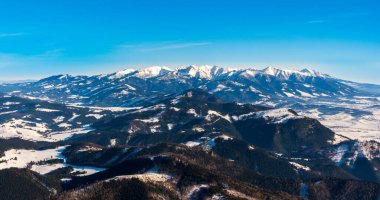 Yüksek Tatras dağları kışın karlı ve altında güzel tepeler, Slovakya Velky Choc 12.1.2020