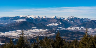 Kış dağlarındaki Erkek Fatra sırtı manzarası, Slovakya Velky Choc 12.1.2020
