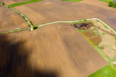 İlkbaharda mısır ektikten sonra tarlanın havadan görünüşü