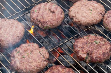 BBQ ızgara Burger Burgerleri Kızgın Kömür Izgarası, Top View. Mangal yemeği, açık hava partisi ya da piknik için güzel atıştırmalıklar.