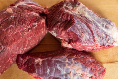 Tahta kesme tahtasındaki çiğ et parçası.