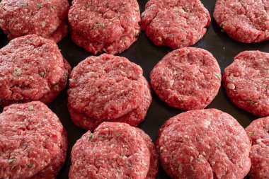 Organik biftekten çiğ hamburger