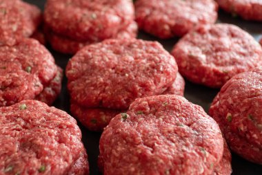 Traktör ekiyor ve kuru bir tarla ekiyor. Çiftçi, bahar başlarında tohum ekme faaliyetlerinin bir parçası olarak tohum ekicisiyle arazi hazırlıyor.