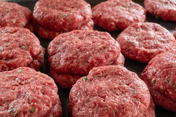 Şef mutfakta hamburger köftesi yapıyor.