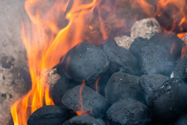 Grill Pit Med Glödande Och Flammande Varm Kol Briketter Mat — Stockfoto