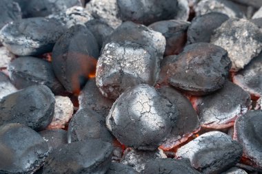 Traktör ekiyor ve kuru bir tarla ekiyor. Çiftçi, bahar başlarında tohum ekme faaliyetlerinin bir parçası olarak tohum ekicisiyle arazi hazırlıyor.