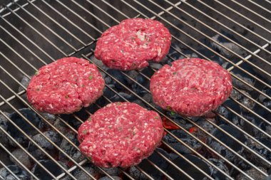 Barbekü Izgarasında Dört Hamburger