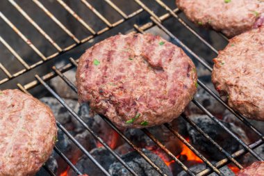 BBQ ızgara Burger Burgerleri Kızgın Kömür Izgarası, Top View. Mangal yemeği, açık hava partisi ya da piknik için güzel atıştırmalıklar.
