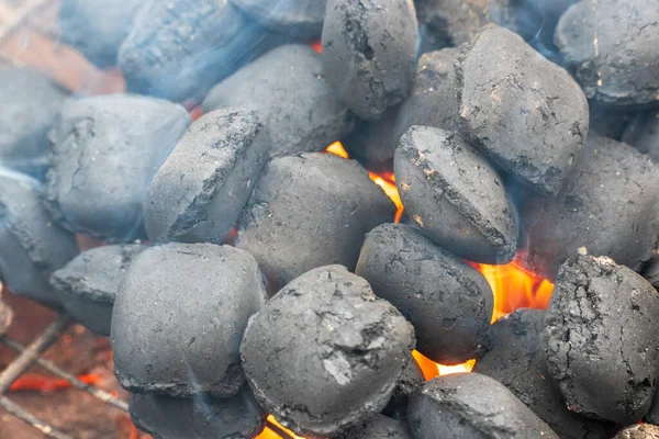 Ψησταριά Μπάρμπεκιου Λαμπερό Και Φλεγόμενο Ζεστό Κάρβουνο Briquettes Φόντο Τροφίμων — Φωτογραφία Αρχείου