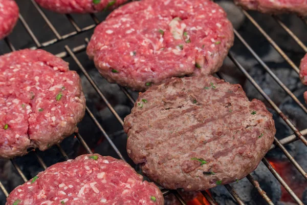 Mangalda hamburgerlerin pişirildiği nefis bir sahne.