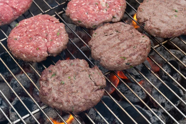 牛肉或猪肉烧烤汉堡包 用Bbq烟熏烤成的汉堡包 — 图库照片