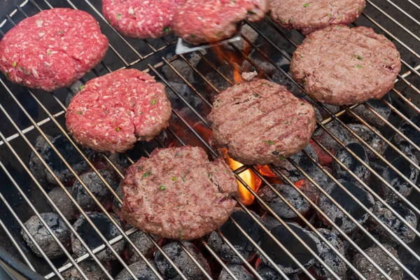 Närbild Köttbullar Grillning Grill Grillad Hamburgare Grill Med Rök Och — Stockfoto