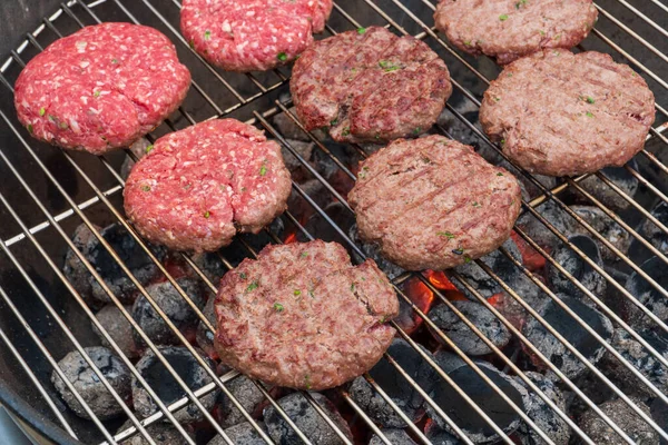 BBQ ızgara Burger Burgerleri Kızgın Kömür Izgarası, Top View. Mangal yemeği, açık hava partisi ya da piknik için güzel atıştırmalıklar.