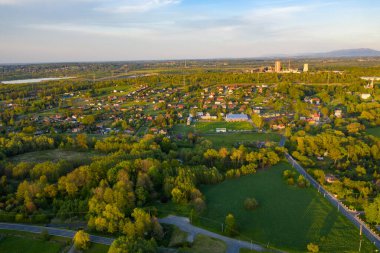 Orta Avrupa 'da ilkbaharda gün batımında köyün hava manzarası, Czech stonava 11.5.2020