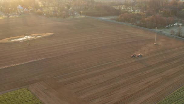 Luftaufnahme von morgendlichen Traktoren, die Land für die Aussaat vorbereiten — Stockvideo