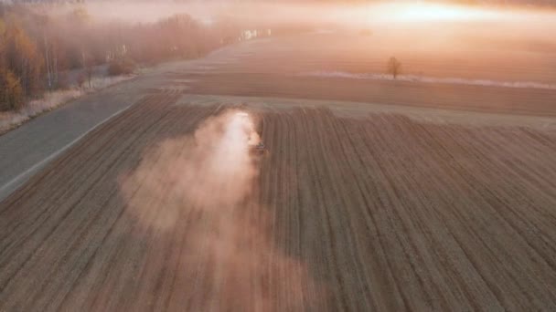 Traktorkultivator plöjer marken, förbereder sig för grödor. damm på fältet på morgonen soluppgång — Stockvideo