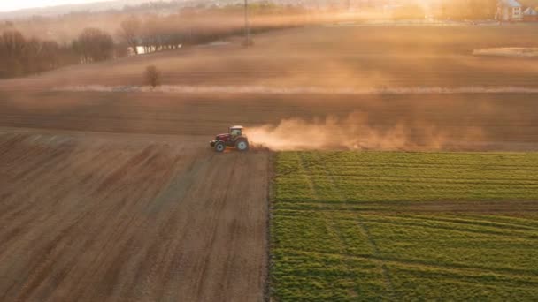 Stonava Czech Abril 2020 Trator Cultivando Solo Semeando Campo Seco — Vídeo de Stock