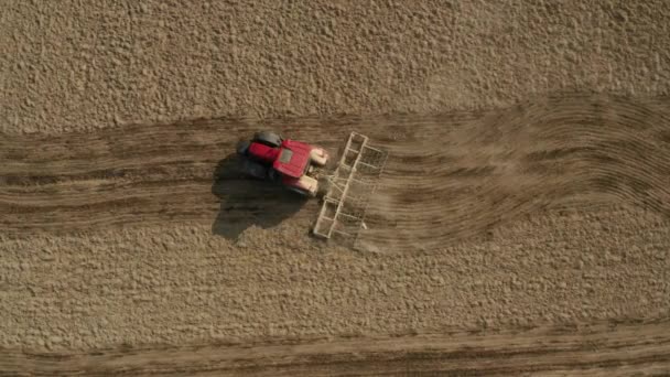 Vue aérienne du tracteur agricole faisant du travail du chaume en automne dans le champ, vue du dessus depuis le point de vue du drone 