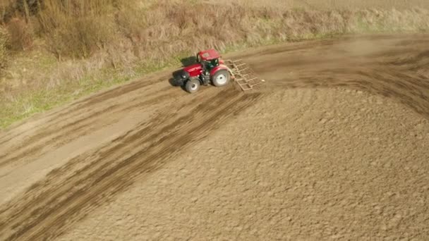 슈토 나바, 2020 년 4 월 8 일: 트랙터가 땅을 경작하고 마른 땅에 씨를 뿌리다. 이른 봄에씨 뿌리는 활동을 하기 전에 묘목을 심어 밭을 가꾸는 농부. — 비디오
